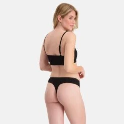 Bamboo Basics Dames 3-pack Strings Lola Zwart -Boxers Ondergoed Winkel aHR0cHM6Ly93d3cuYm94ZXJzLm5sL21lZGlhL2NhdGFsb2cvcHJvZHVjdC9iL2EvYmFtYm9vLWJhc2ljc19sb2xhLTAwMV9tb2RlbF9hY2h0ZXJrYW50LmpwZz9zdG9yZT1ib3hlcnNfbmwmaW1hZ2UtdHlwZT1pbWFnZQ