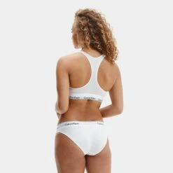 Calvin Klein Dames Bralette Wit -Boxers Ondergoed Winkel aHR0cHM6Ly93d3cuYm94ZXJzLm5sL21lZGlhL2NhdGFsb2cvcHJvZHVjdC9jL2EvY2FsdmluLWtsZWluX2YzNzg1ZS0xMDBfbW9kZWxfYWNodGVya2FudC5qcGc c3RvcmU9Ym94ZXJzX25sJmltYWdlLXR5cGU9aW1hZ2U