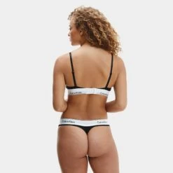 Calvin Klein Dames Lightly Lined Triangle Bralette Zwart -Boxers Ondergoed Winkel aHR0cHM6Ly93d3cuYm94ZXJzLm5sL21lZGlhL2NhdGFsb2cvcHJvZHVjdC9jL2EvY2FsdmluLWtsZWluX3FmNTY1MGUtMDAxX21vZGVsX2FjaHRlcmthbnRfMS5qcGc c3RvcmU9Ym94ZXJzX25sJmltYWdlLXR5cGU9aW1hZ2U