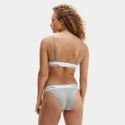 Calvin Klein Dames Lightly Lined Triangle Bralette Grijs -Boxers Ondergoed Winkel aHR0cHM6Ly93d3cuYm94ZXJzLm5sL21lZGlhL2NhdGFsb2cvcHJvZHVjdC9jL2EvY2FsdmluLWtsZWluX3FmNTY1MGUtMDIwX21vZGVsX2FjaHRlcmthbnQuanBnP3N0b3JlPWJveGVyc19ubCZpbWFnZS10eXBlPWltYWdl