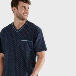 Götzburg Pyjamaset Kort Pocket Dot Blauw -Boxers Ondergoed Winkel aHR0cHM6Ly93d3cuYm94ZXJzLm5sL21lZGlhL2NhdGFsb2cvcHJvZHVjdC9nL28vZ290emJ1cmdfNDUxNTA0LTQwMDgtODQxNF8yLmpwZz9zdG9yZT1ib3hlcnNfbmwmaW1hZ2UtdHlwZT1pbWFnZQ