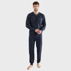 Götzburg Pyjamaset Lang Boord Pocket Dot Blauw 11 Götzburg Pyjamaset Lang Boord Pocket Dot Blauw -Boxers Ondergoed Winkel aHR0cHM6Ly93d3cuYm94ZXJzLm5sL21lZGlhL2NhdGFsb2cvcHJvZHVjdC9nL28vZ290emJ1cmdfNDUxNTg4LTQwMDgtODQxNF8yLmpwZz9zdG9yZT1ib3hlcnNfbmwmaW1hZ2UtdHlwZT1pbWFnZQ