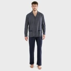 Götzburg Pyjamaset Lang Button Collar Diamond Blauw -Boxers Ondergoed Winkel aHR0cHM6Ly93d3cuYm94ZXJzLm5sL21lZGlhL2NhdGFsb2cvcHJvZHVjdC9nL28vZ290emJ1cmdfNDUxNTgwLTQwMDgtNzAxM18xLmpwZz9zdG9yZT1ib3hlcnNfbmwmaW1hZ2UtdHlwZT1pbWFnZQ