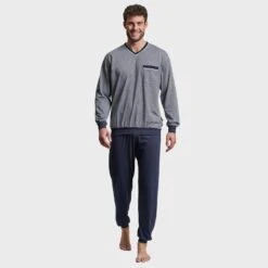 Götzburg Pyjamaset Lang Boord Pocket Blauw 9 Götzburg Pyjamaset Lang Boord Pocket Blauw -Boxers Ondergoed Winkel aHR0cHM6Ly93d3cuYm94ZXJzLm5sL21lZGlhL2NhdGFsb2cvcHJvZHVjdC9nL28vZ290emJ1cmdfNDUyMDg2LTQwMDktMDYyNl8xLmpwZz9zdG9yZT1ib3hlcnNfbmwmaW1hZ2UtdHlwZT1pbWFnZQ