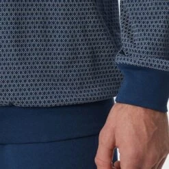 Schiesser Comfort Essentials Pyjamaset Lang Boord Pocket Blocks Blauw II -Boxers Ondergoed Winkel aHR0cHM6Ly93d3cuYm94ZXJzLm5sL21lZGlhL2NhdGFsb2cvcHJvZHVjdC9zL2Mvc2NoaWVzc2VyXzE4MjE5NC04MDBfNi5qcGc c3RvcmU9Ym94ZXJzX25sJmltYWdlLXR5cGU9aW1hZ2U